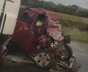 Colisão frontal entre Strada e carreta deixa dois mortos e interdita BR-364; vídeo