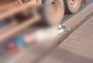 Motociclista fica em estado gravíssimo após colidir e ser arrastado por carreta em Rondonópolis; vídeo forte