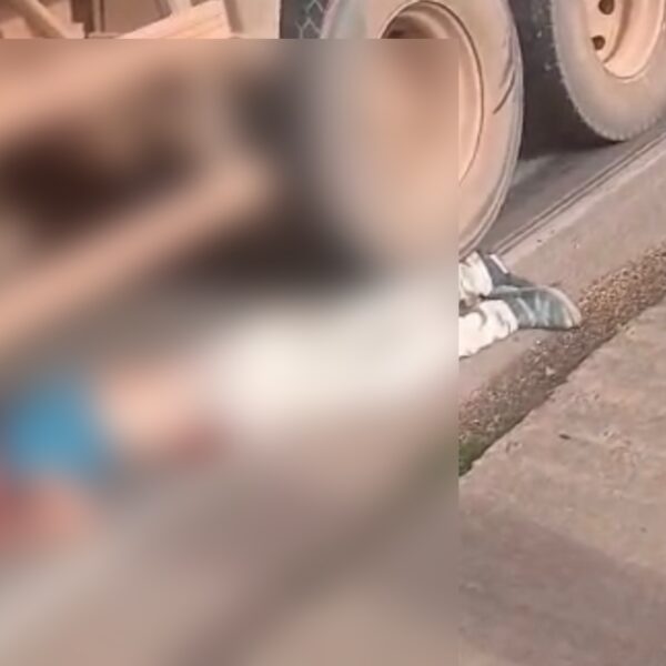 Motociclista fica em estado gravíssimo após colidir e ser arrastado por carreta em Rondonópolis; vídeo forte