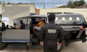 Professora e policial são presos por entrar com celulares para faccionados em presídio de MT; vídeo