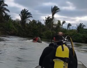 Homem desaparece no rio durante teste de barco com amigos e bombeiros de Rondonópolis fazem buscas; vídeo