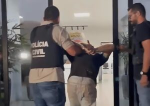 Bando armado sequestra caminhoneiro, rouba carreta e o abandona amarrado em mata; vídeo mostra prisão em Rondonópolis