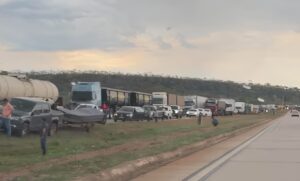 Colisão deixou motorista em estado grave e congestionamento quilométrico na Serra de São Vicente