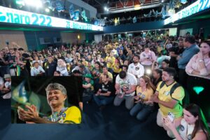 Medeiros reúne mais de 6 mil apoiadores em evento com Flávio Bolsonaro e lideranças da direita em Cuiabá
