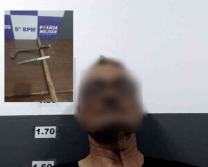 Homem espalha medo na madrugada e ameaça matar vizinhos com foice e faca em Rondonópolis; veja imagens