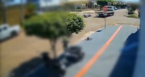 Motociclista escapa da morte após guincho invadir preferencial em Rondonópolis; assista