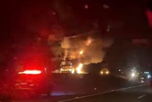 Vídeo mostra ônibus com 22 passageiros em chamas próximo à Farinha do Osso na BR-364; veículo ficou destruído