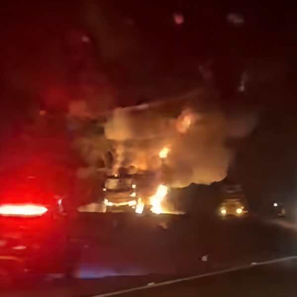 Vídeo mostra ônibus com 22 passageiros em chamas próximo à Farinha do Osso na BR-364; veículo ficou destruído