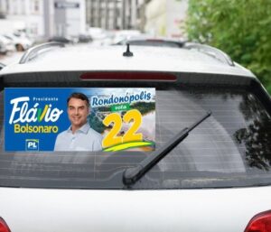 Apoiadores voluntários de Flávio Bolsonaro realizam adesivaço nesta quinta-feira em Rondonópolis
