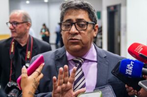 Ananias baixa o tom após ameaçar prefeitos de expulsão e enfrenta pressão no PL