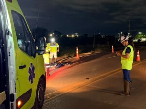 Motorista atropela e mata idoso de bicicleta e foge sem prestar socorro na BR-364; imagens