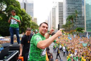 Flávio reage e vai a 52% contra 48% de Lula, diz PoderData/Aya