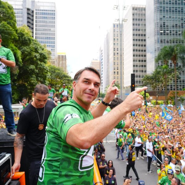 Flávio reage e vai a 52% contra 48% de Lula, diz PoderData/Aya