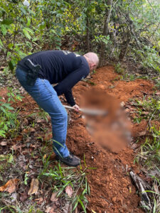 Mistério: PC encontra corpo enterrado e em decomposição durante buscas por desaparecidos no sul de MT; imagens