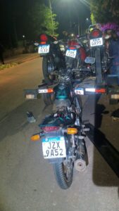 No celular e ‘mamado’, motociclista colide fortemente na traseira de guincho durante blitz em Rondonópolis; vídeo