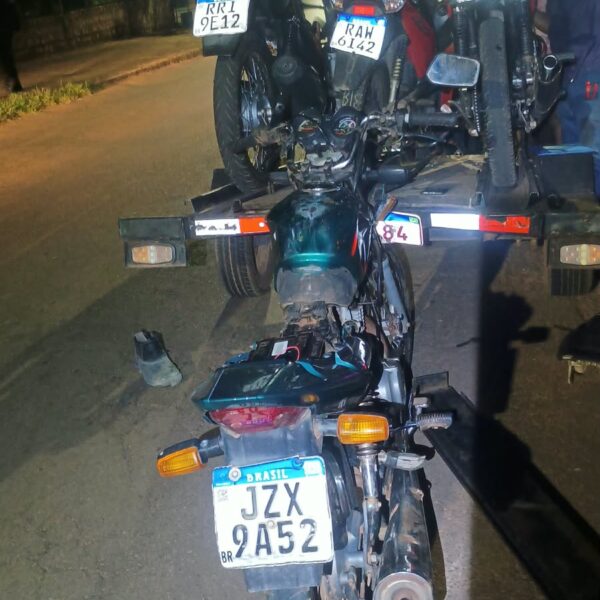No celular e ‘mamado’, motociclista colide fortemente na traseira de guincho durante blitz em Rondonópolis; vídeo