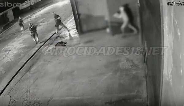 Vídeo mostra jovem fingindo estar armado com celular antes de levar 27 tiros da PM