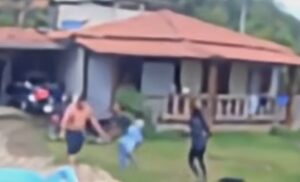 Mulher tenta matar ex a facadas e joga ácido nele; vítima pula em piscina para escapar do ataque; vídeo