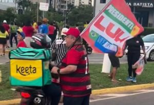 Entregadores organizam motociata após vereador petista agredir trabalhador durante ato em Rondonópolis; vídeo mostra tudo