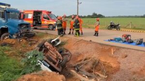 Duas pessoas morrem em gravíssimo acidente entre caminhão e picape na BR-163; vídeo