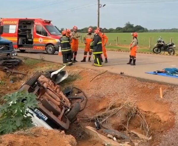 Duas pessoas morrem em gravíssimo acidente entre caminhão e picape na BR-163; vídeo