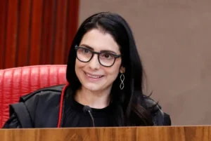 Ministra do TSE que proibiu púlpito vazio já declarou voto em Lula; assista