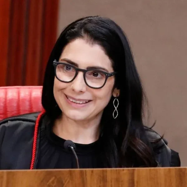 Ministra do TSE que proibiu púlpito vazio já declarou voto em Lula; assista