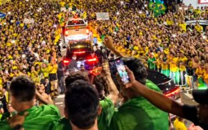 Ao lado de Nikolas, Flávio reúne multidão em Minas Gerais, estado decisivo para a eleição