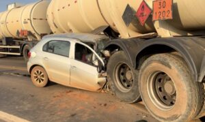 Motorista morre preso às ferragens após colidir brutalmente na traseira de carreta na BR-364; vídeo