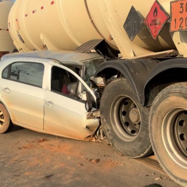 Motorista morre preso às ferragens após colidir brutalmente na traseira de carreta na BR-364; vídeo