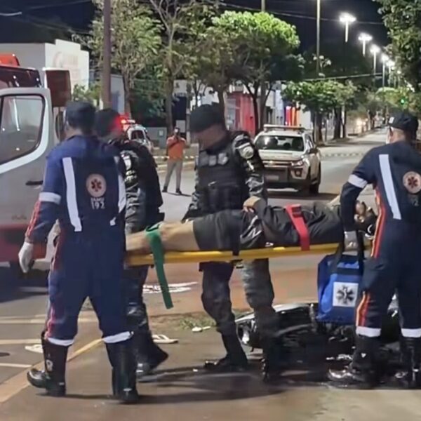 Bandido morre em confronto com a PM após fuga de moto e comparsa acaba preso em MT; veja vídeos