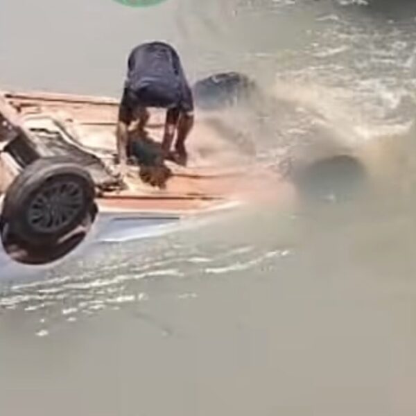 Mãe e bebê são resgatadas após carro despencar de ponte; criança parou no Hospital Regional