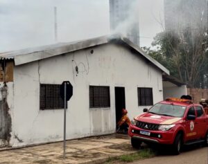 Vídeo mostra casa destruída por incêndio em Rondonópolis; outros 2 imóveis foram atingidos