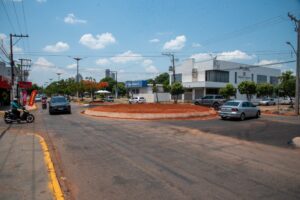 Prefeitura entrega nova rotatória na Lions facilitando acesso ao centro