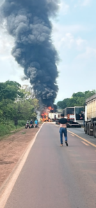 Caminhões pegam fogo após forte colisão e interditam BR-364; vídeo