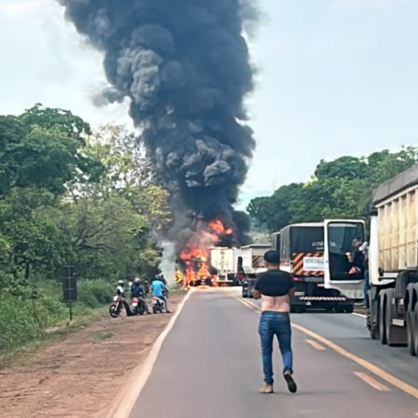 Caminhões pegam fogo após forte colisão e interditam BR-364; vídeo