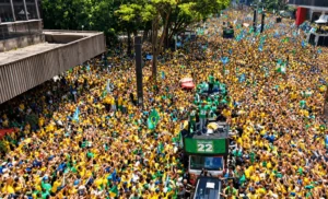 Flávio Bolsonaro leva multidão para Av. Paulista neste domingo