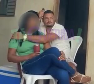 Vídeo mostra mulher refém de ex com faca no pescoço em MT; homem avança contra ela e morre baleado pela PM