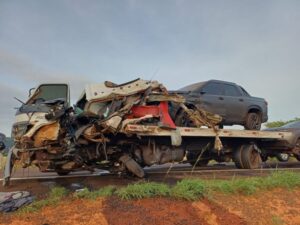 Motorista é arremessado e morre em colisão frontal entre caminhões na BR-158 em MT; vídeo