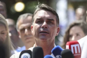 Flávio Bolsonaro está no avião rumo aos EUA com a família