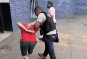 Vídeo mostra prisão de padrasto que espancou e queimou boca do enteado de 4 anos em MT