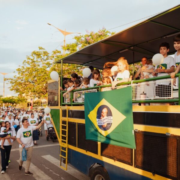 Primeira Caminhada em Favor da Vida mobiliza famílias em Rondonópolis