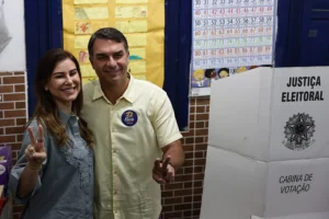 Flávio vota e declara: “Chegou a hora da mudança de verdade”