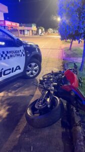 Amostradinho com moto sem placa foge em alta velocidade da PM e é detido em Rondonópolis