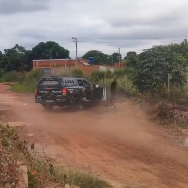 Jovem foge de abordagem durante ocupação irregular e acaba baleado em MT; vídeo mostra tudo