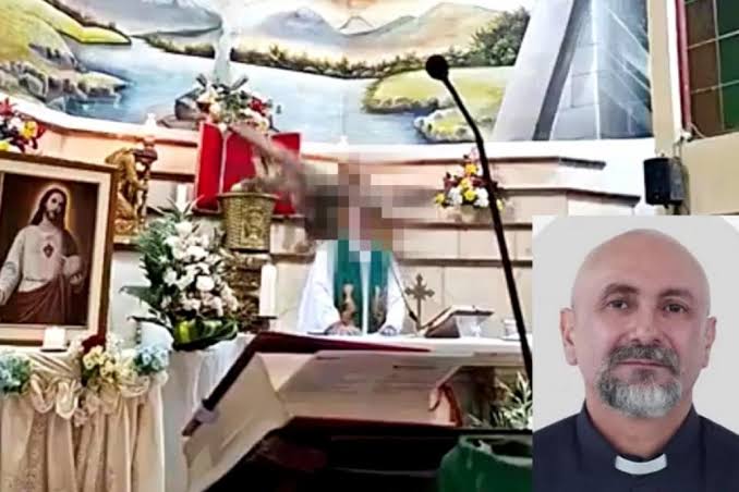 Vídeo forte padre morrendo após cruz cair sobre sua cabeça durante missa