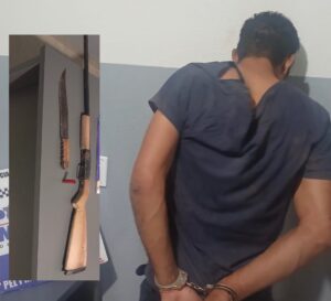 Homem aponta espingarda para mulher, ameaça matá-la e acaba contido com spray de pimenta pela PM