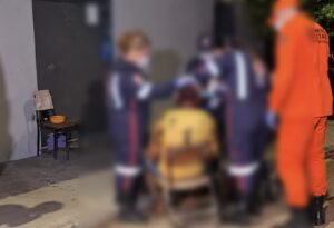 Homem vai defender a mãe, leva rasteladas na cabeça e fica com osso à mostra em Rondonópolis