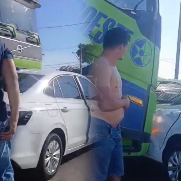 Carro é arrastado por cerca de 60 metros por carreta bitrem e motorista escapa de tragédia em Rondonópolis; vídeo
