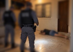Nas ruas e nas drogas após término, homem invade casa da ex causa pânico em Rondonópolis